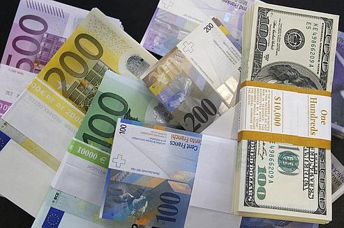 L'euro termine la semaine en baisse face au dollar