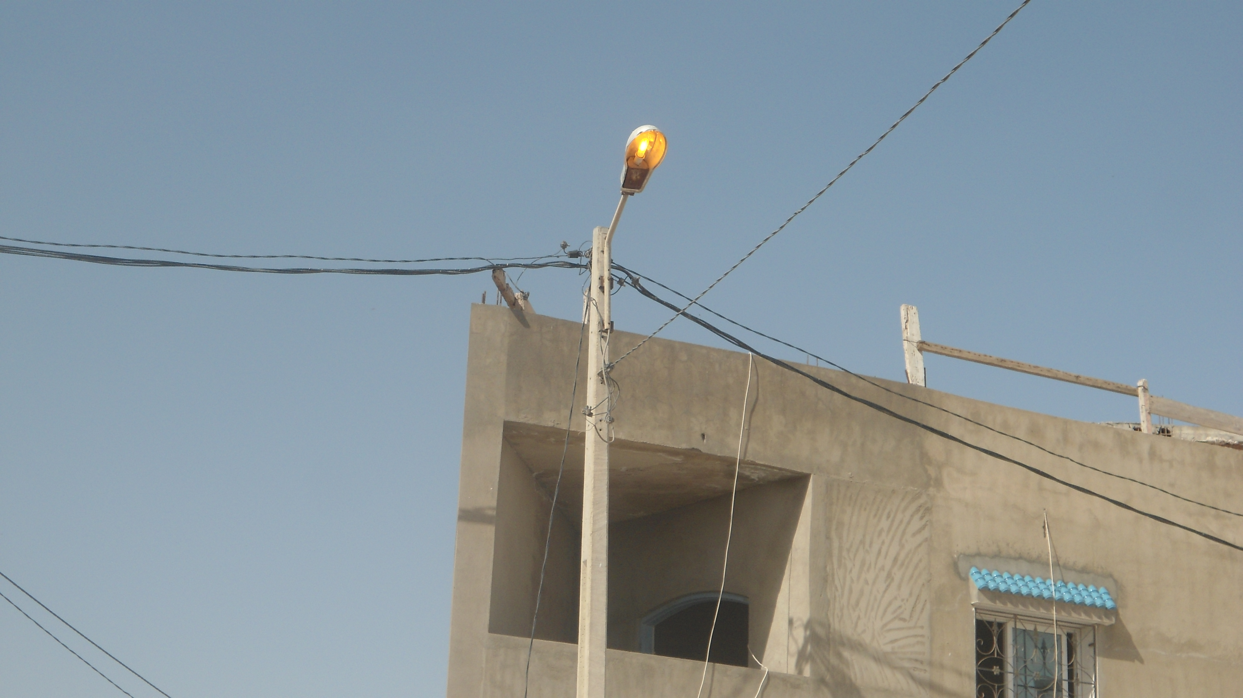 Des lampadaires allumés en plein jour à Tunis, vous avez dit économie d'énergie ! ?