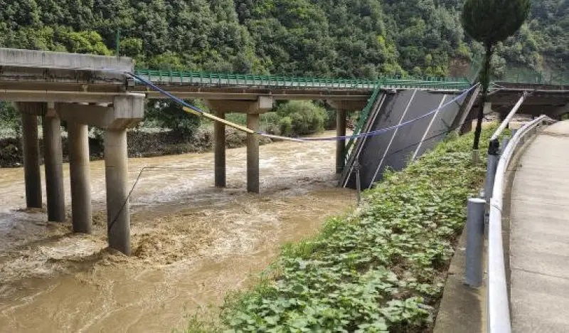 Effondrement d'un pont en Chine: 11 morts et plus de 30 disparus