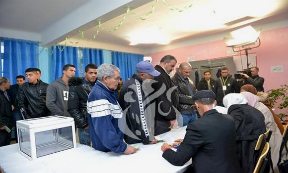 Algérie-élection présidentielle : le taux de participation 33% à 17h (HL)