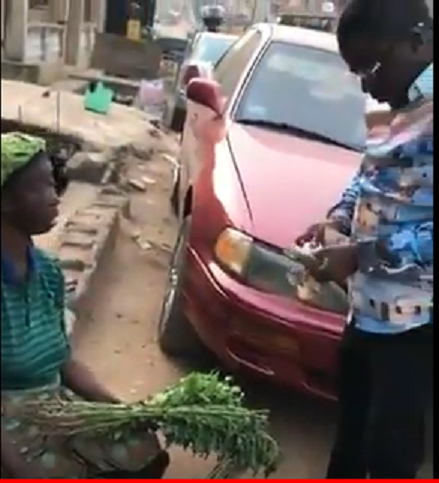 Très émouvant: Cet homme distribue des liasses de billets dans la rue aux pauvres (Vidéo)