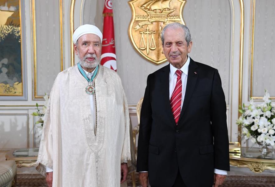 Mohamed Ennaceur décore le Mufti de la République, Othmane Battikh