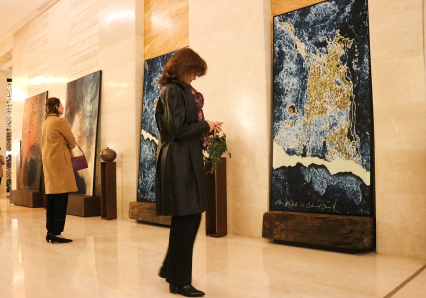 Le Mövenpick Hotel du Lac Tunis innove: Exposition en avant-première de l'artiste Tine Decroix