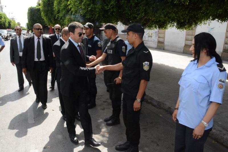 Sous haute escorte, Hédi Mahjoub sillonne l’avenue Bourguiba pour souhaiter un bon Aïd aux citoyens