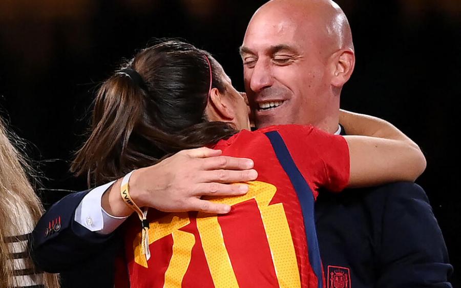 Baiser forcé : Bras de de fer entre la Fédération Espagnole et les championnes du monde