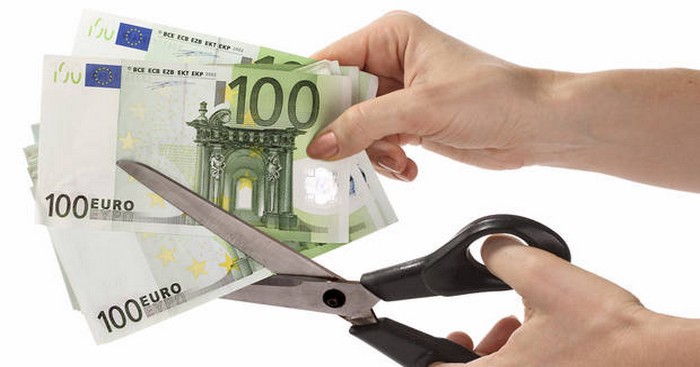 La vieille croyait déshériter ses héritiers en détruisant 1 million d'euros mais..