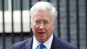 Pour avoir posé sa main sur le genou d’une journaliste, le ministre britannique de la défense démissionne