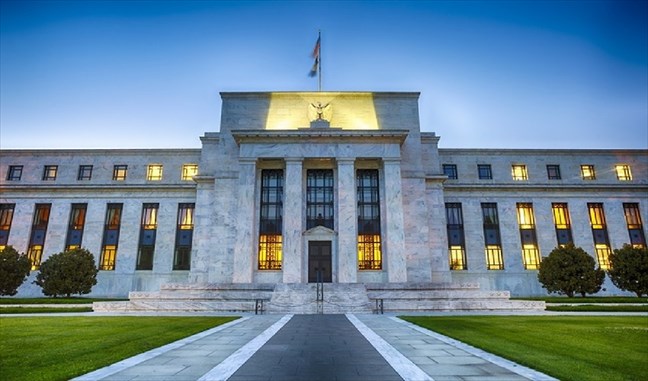 La Réserve fédérale américaine (Fed) réduit ses taux directeurs établis dans une fourchette 4 à 4,5%