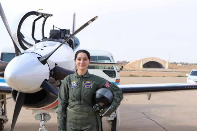 Qui est la première femme pilote de chasse tunisienne, le Lieutenant Yomna Delaïli ?