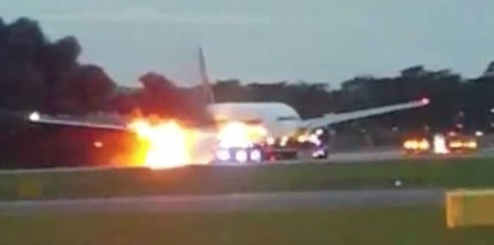 Un avion en feu atterrit d’urgence à Singapour, pas de blessés