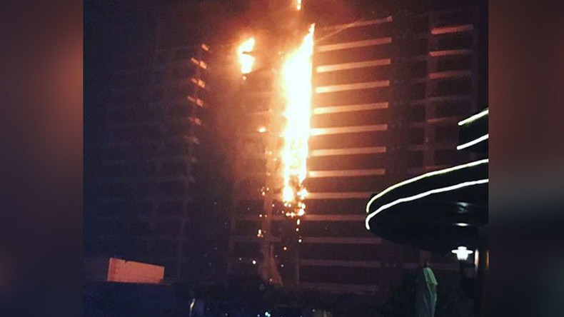 Spectaculaire incendie dans un gratte-ciel à Dubai
