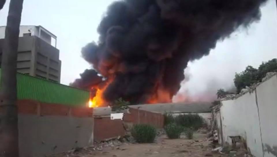 Un incendie spectaculaire sans gravité à la Cité el-Khadra à Tunis