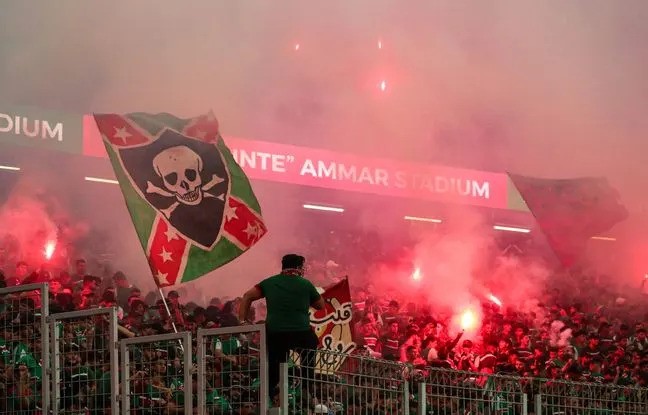 Le foot algérien en deuil : une chute de supporters d’une tribune fait un mort et plusieurs blessés