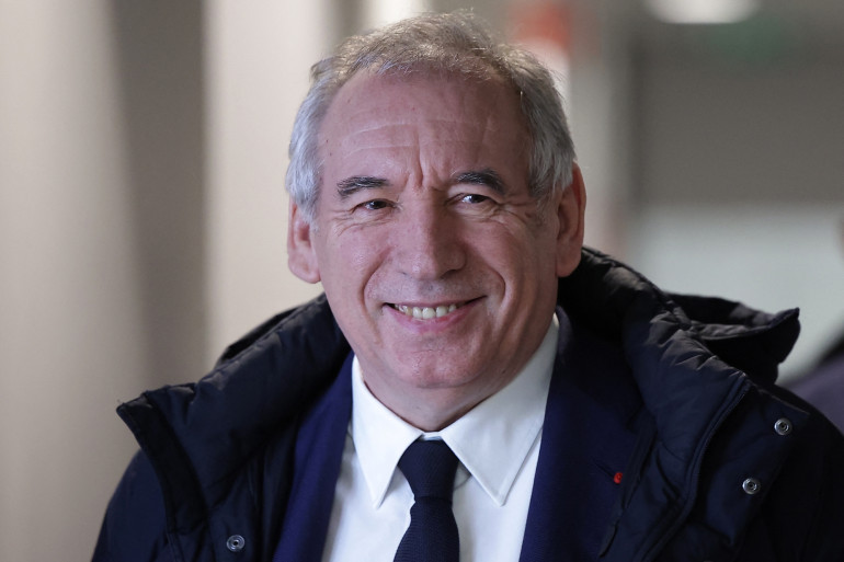 France : deux anciens Premiers ministres dans le gouvernement Bayrou qui garde les poids lourds de l’équipe Barnier