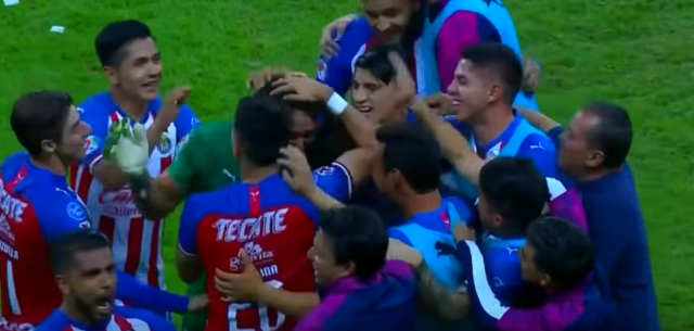Mexique : Le gardien des Chivas inscrit un but complètement fou!