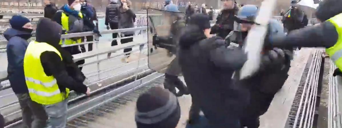 L’ancien boxeur filmé en train de frapper des gendarmes à Paris s’est rendu à la police
