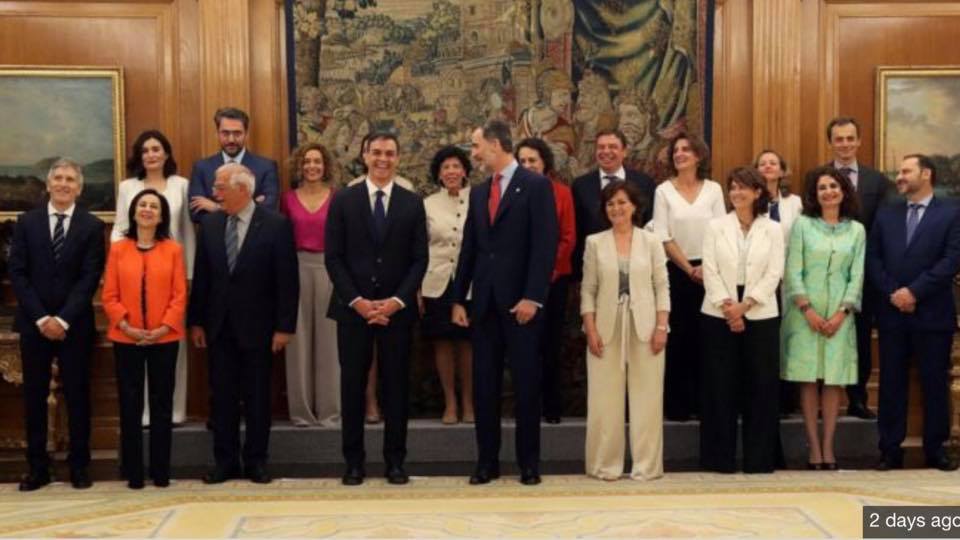 Photo du jour : le gouvernement espagnol : onze femmes et six hommes autour du Roi