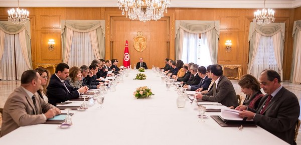 Tunisie: Les membres du gouvernement font don de la moitié de leurs salaires