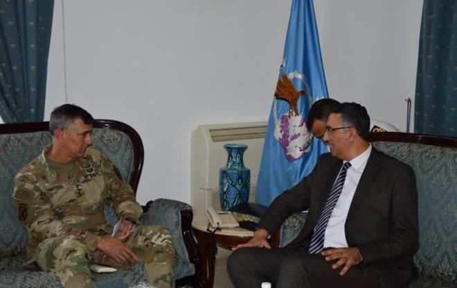 Le commandant de l'Africom chez le ministre de la défense