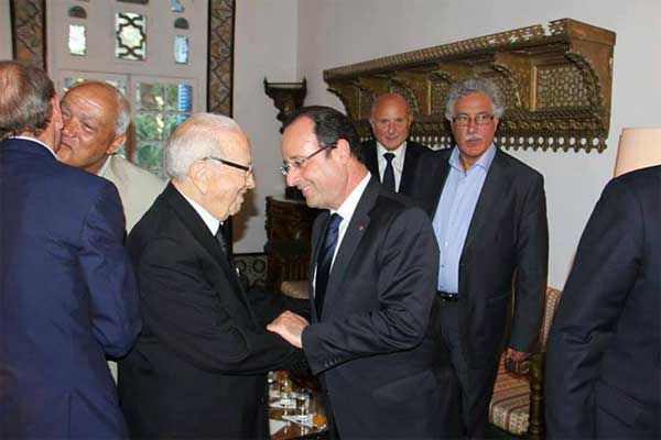 Hollande félicite Essebsi et lui souhaite "plein succès dans sa mission"