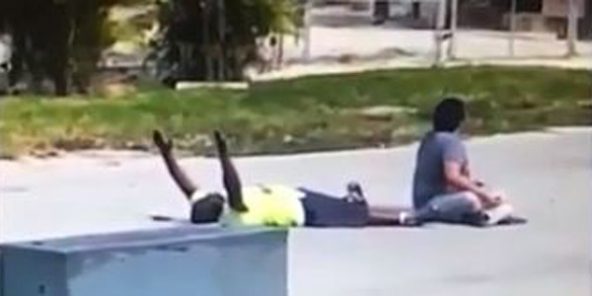 Nouvelle bavure: La police US tire sur un Noir à terre, non armé et qui lève les mains (Vidéo)