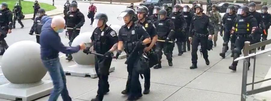 USA: Deux policiers suspendus après avoir blessé gravement un manifestant de 75 ans (Vidéo)