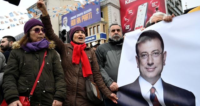 Turquie : Rassemblement de dizaines de milliers de presonnes pour dénoncer l’arrestation d’ Istanbul