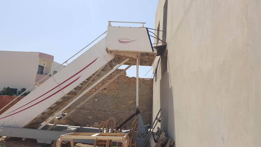 Photos insolites du jour: Des escaliers d'avion qui "atterrissent" chez un proprio, du jamais vu !