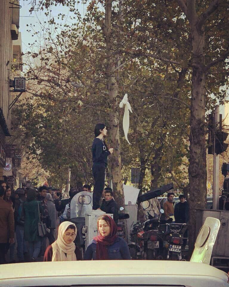 Photo du jour : une Iranienne brandissant son voile dans la rue