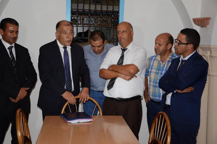 Néji Jalloul reçoit 165 mille dinars pour la restauration des écoles de Kerkennah