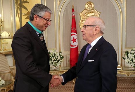 Béji Caïd Essebsi décerne une haute décoration au directeur général des archives