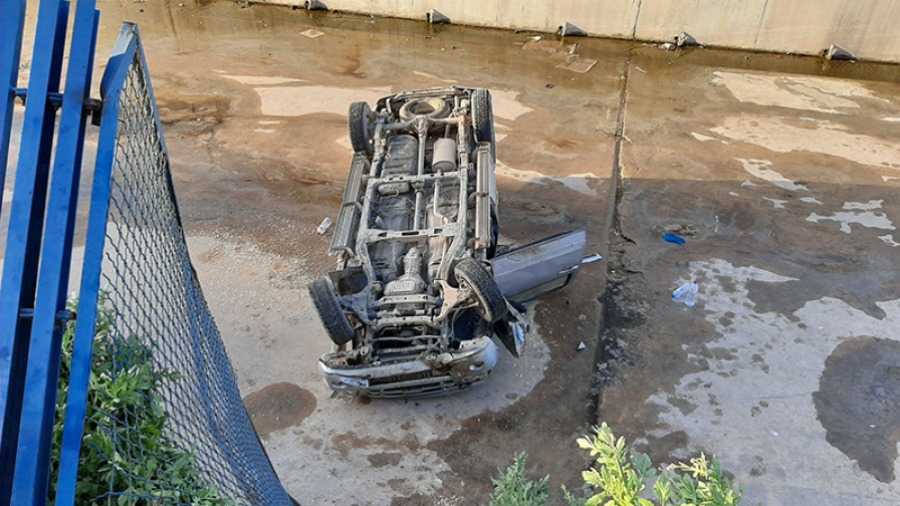Chute spectaculaire d'un camion dans le canal de l'Oued Sakiyet Eddayer
