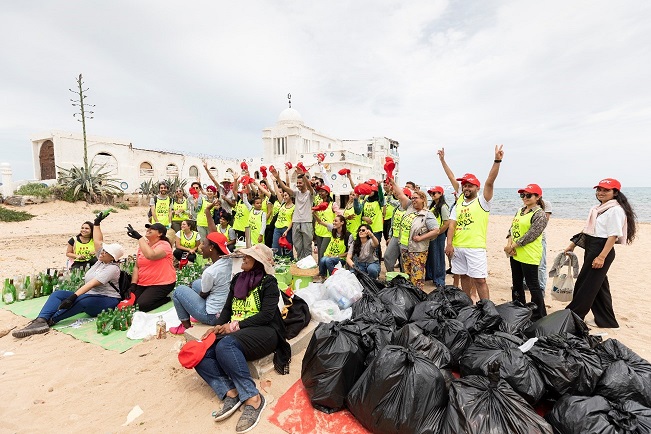 L’association Tounes Clean up et KFC lancent une action de nettoyage de la plage de la Marsa