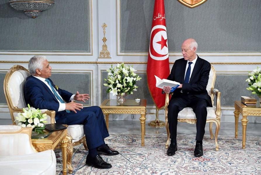 Safi Said offre au président de la République un exemplaire de son dernier livre