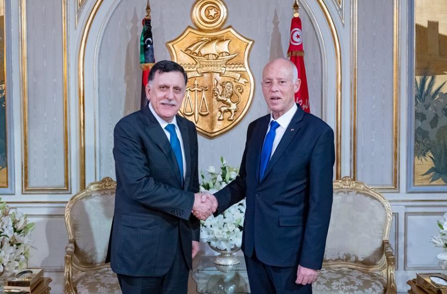 Kaïs Saïed reçoit Fayez Sarraj en visite officielle en Tunisie, les deux chefs d’état rencontrent les parents des journalistes Chourabi et Ktari