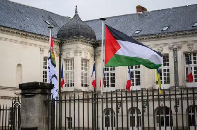 France: Malgré la mise en garde, le drapeau palestinien hissé sur les mairies de 21 villes