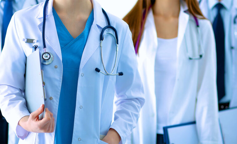 Tunisie: En grève, les jeunes médecins exigent leurs droits devant l'ARP