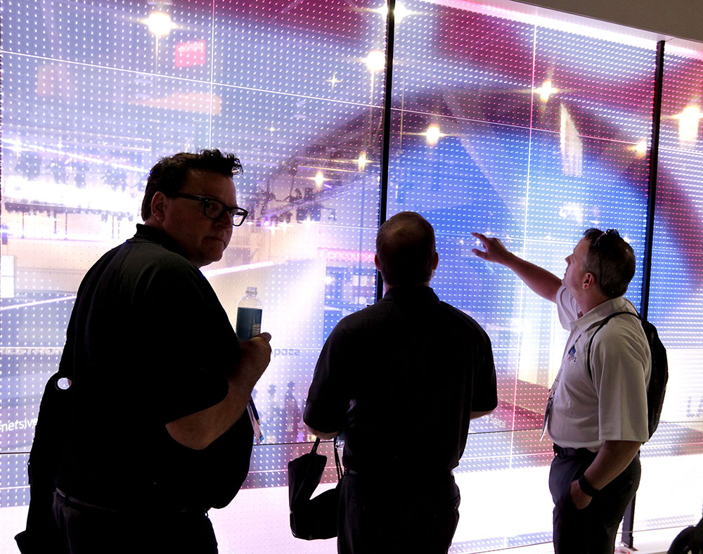 LG nous plonge dans l'avenir de l'affichage numérique avec un écran OLED transparent