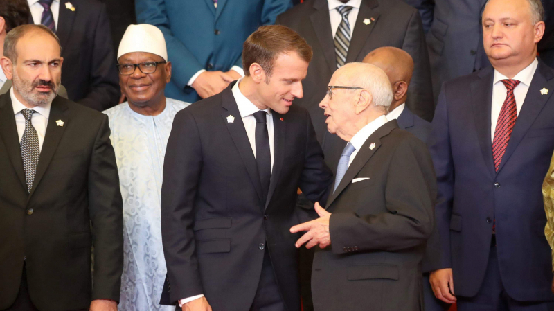 Mais de quoi se mêle-t-il ?!