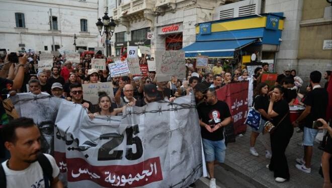 Tunis : Des centaines de manifestants pour dénoncer les procès de dirigeants de l’opposition