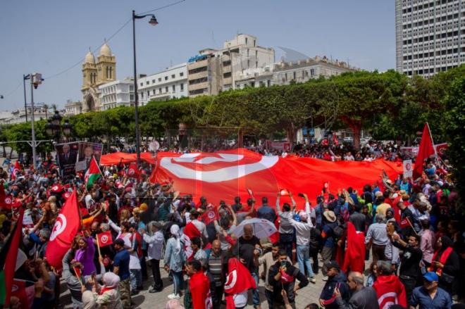 Des centaines de partisans de Kais Saied manifestent leur soutien et leur rejet de toute "ingérence étrangère"