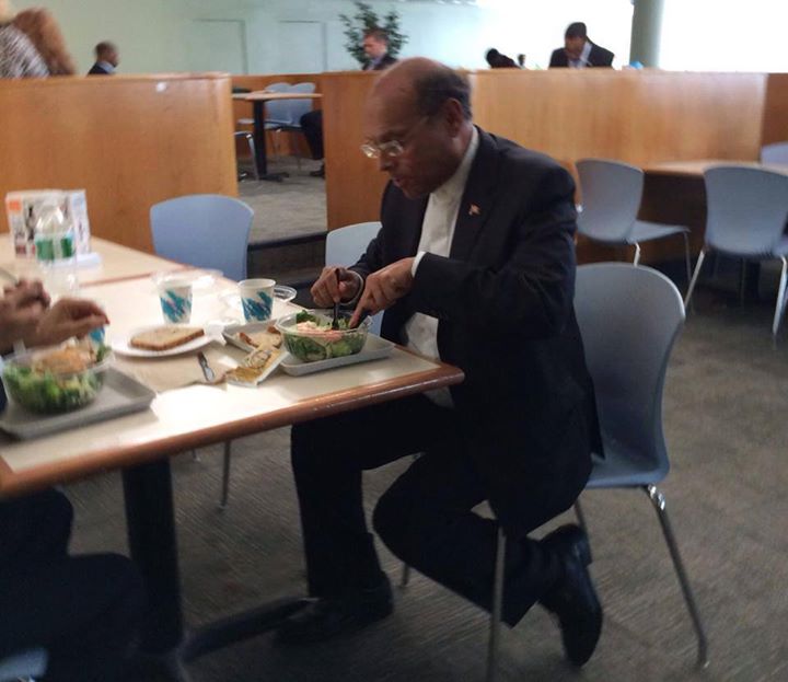 Photo du jour: Marzouki casse la croûte avec de simples fonctionnaires à l'ONU