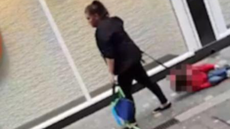 Choquant: Cette mère traîne son fils par terre en pleine rue (Vidéo)