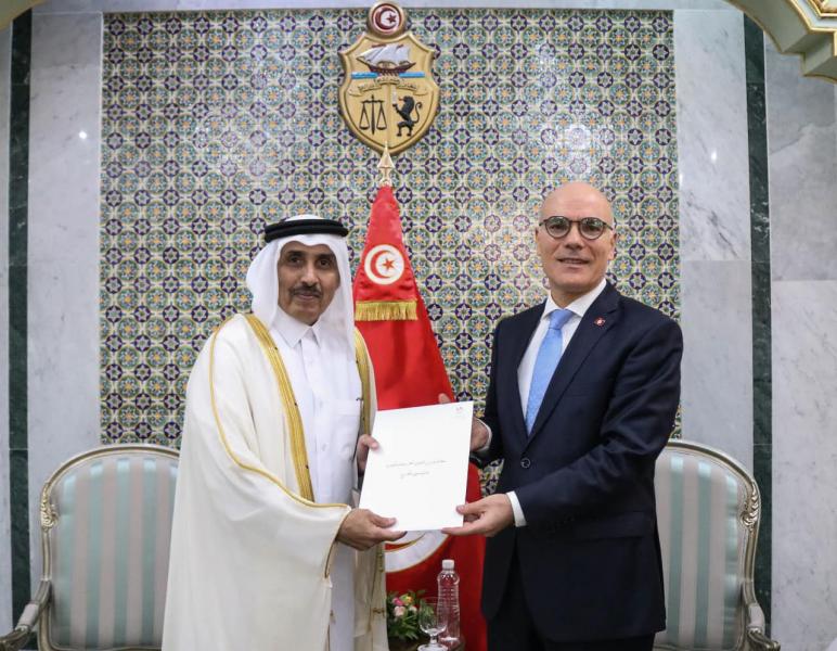 Le nouvel ambassadeur du Qatar remet à Nabil Ammar une copie figurée de ses lettres de créance