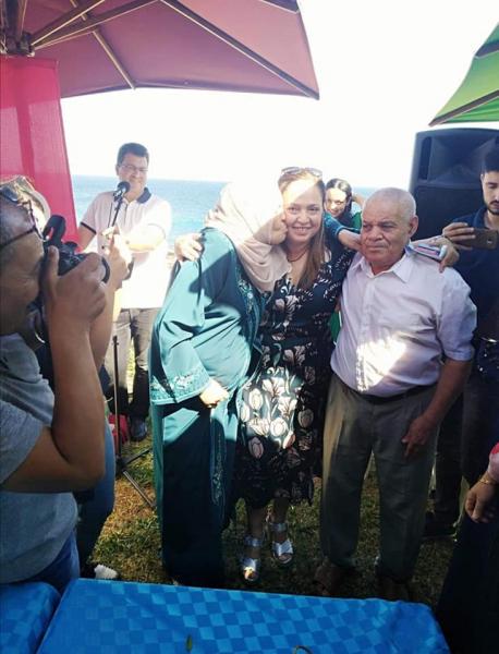 Photo du jour : Nissaf Ben Alaya entourée de ses parents honorée par sa ville natale Kélibia