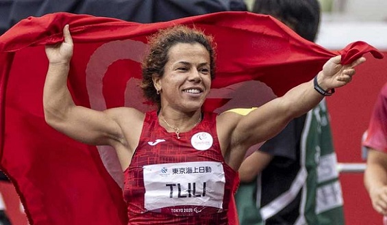 Paris : Raoua Tlili remporte sa deuxième médaille d’or au lancer de poids