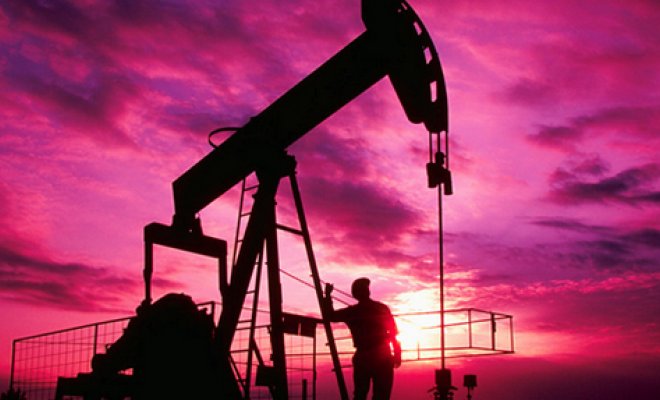 Pétrole: Le Brent entame l'année en hausse à presque 55 dollars