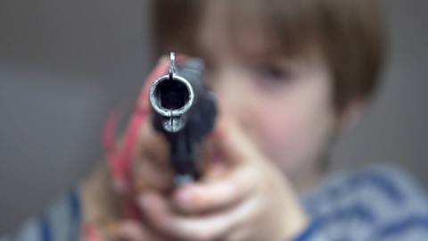 Un enfant de six ans arrive à l'école avec un pistolet chargé