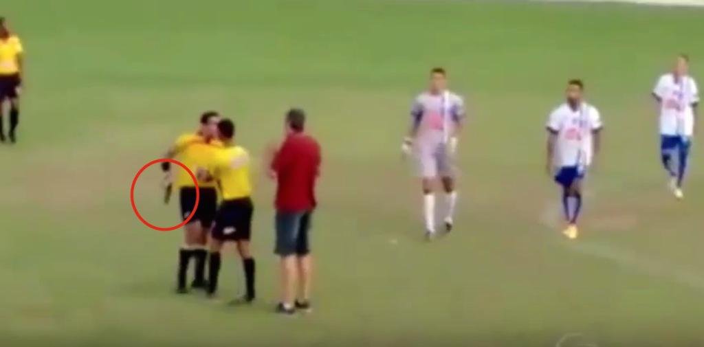 Agressé, un arbitre brésilien sort son pistolet en plein match