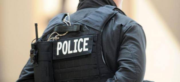 Il portait un uniforme de policier et faisait chanter les citoyens